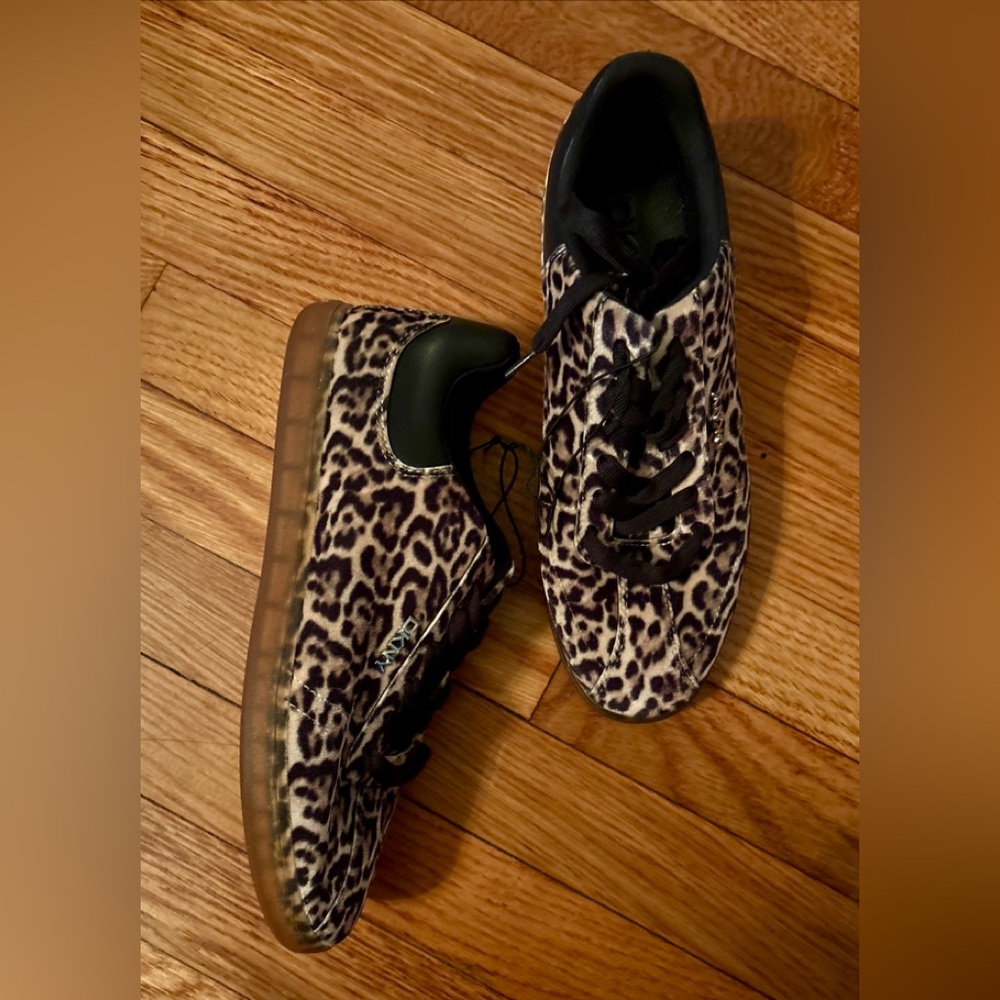 NEW DKNY Women’s Seacliff ‘Wild Leopard Print’ Sneaker, Size 9